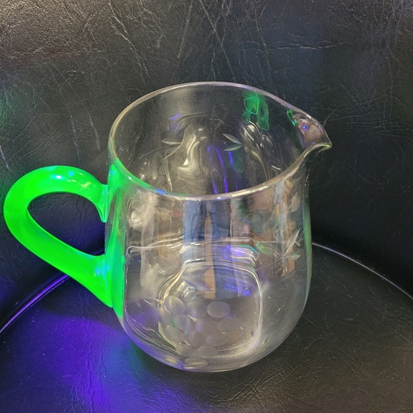 Uranium Glow Handle Etched Glass Pitcher Vintage - Picture 3 of 11